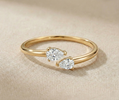 Bague Pia en or avec pierre précieuse, marque OPALINE PARIS, élégante bague de style sophistiqué, visible en gros plan.