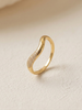 Bague Reva OPALINE PARIS en argent avec un design élégant et fin, vue de face sur fond blanc.