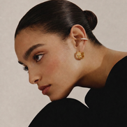 Earcuff Nova de OPALINE PARIS, bijou d'oreille en métal argenté avec design moderne et épuré, visible sur l'image.