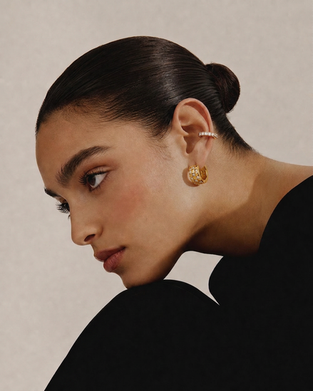 Earcuff Nova de OPALINE PARIS, bijou d'oreille en métal argenté avec design moderne et épuré, visible sur l'image.