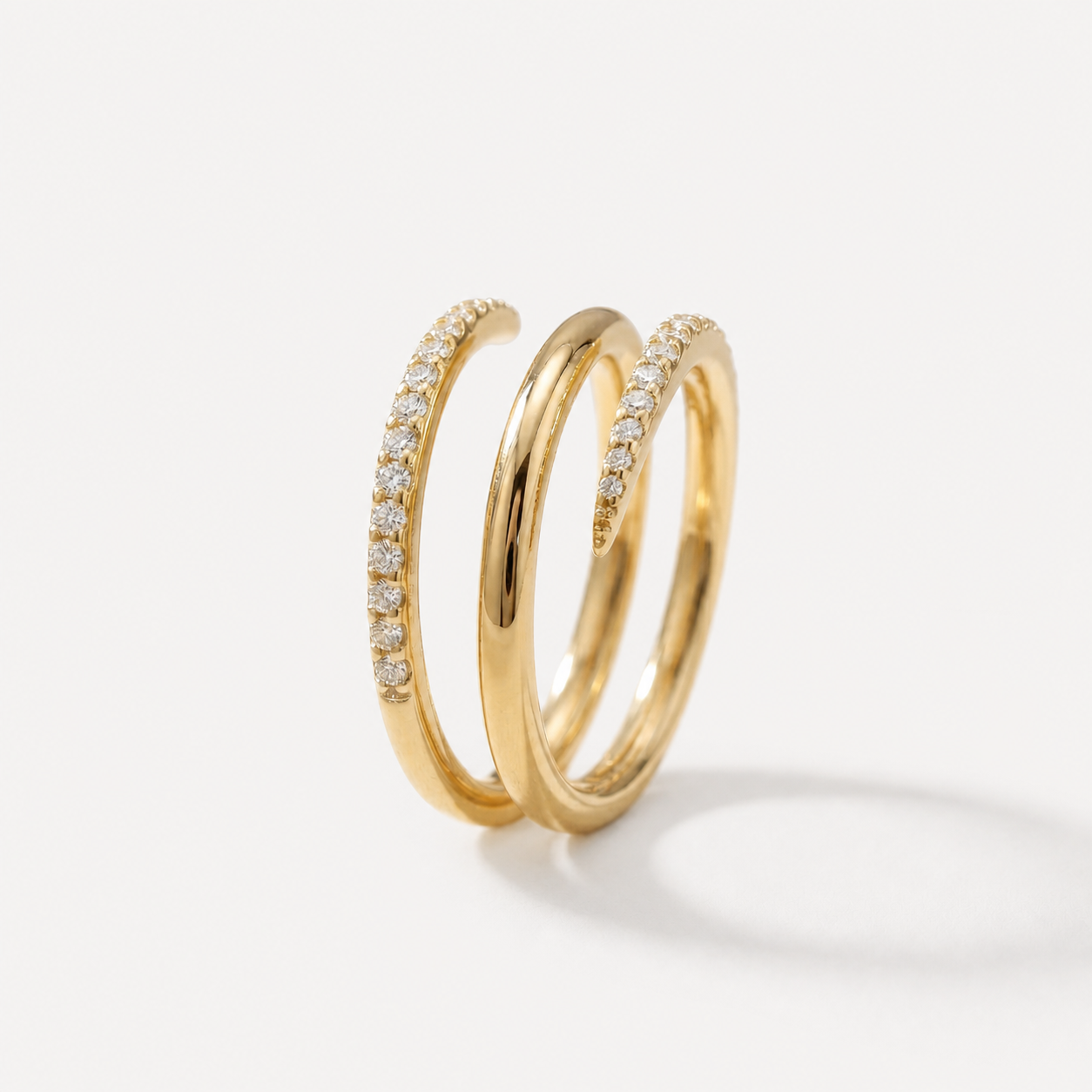 Bague Aure OPALINE PARIS en or avec pierre délicate, vue de face montrant le design élégant et raffinée.