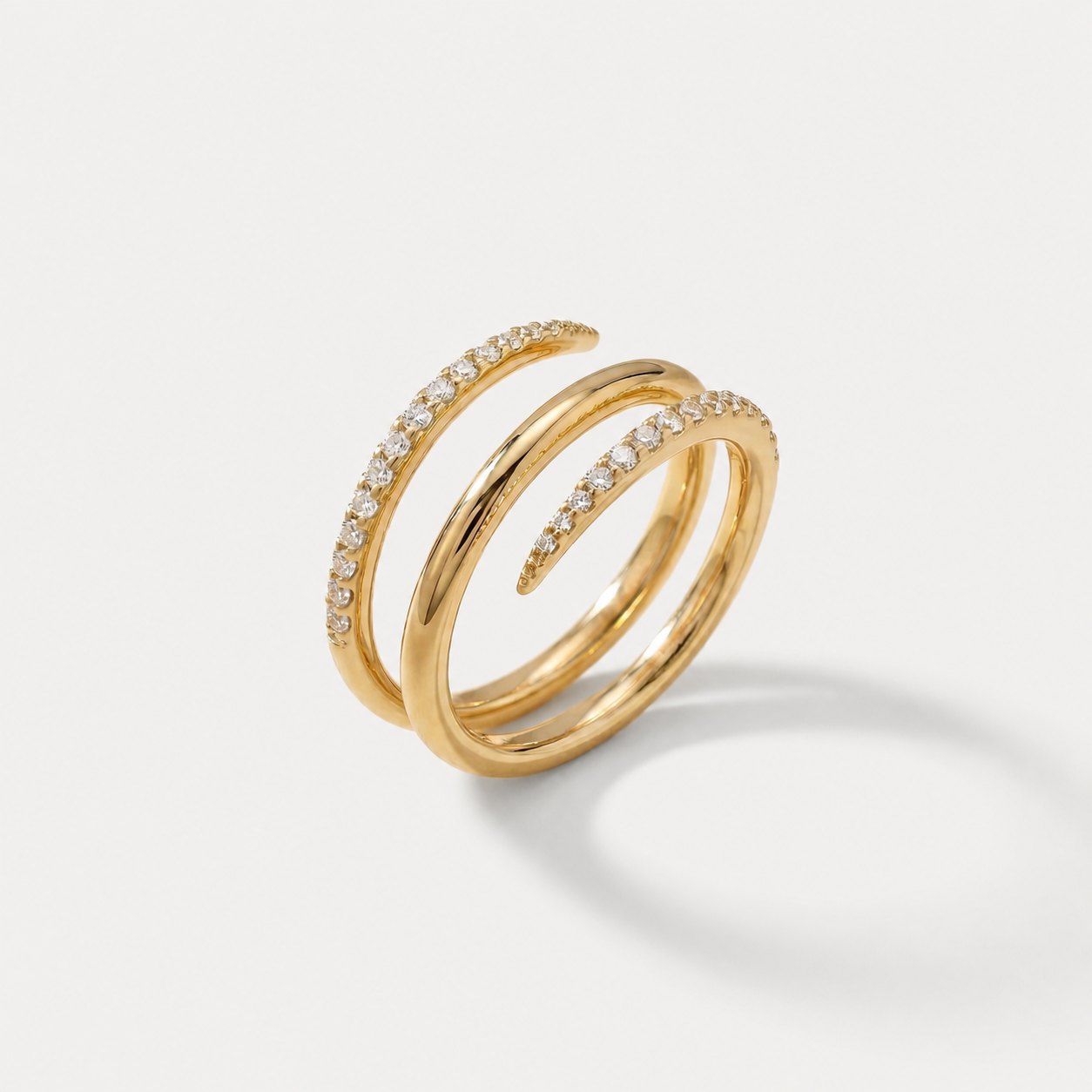 Bague Aure OPALINE PARIS en or avec pierre délicate, vue de face montrant le design élégant et raffinée.