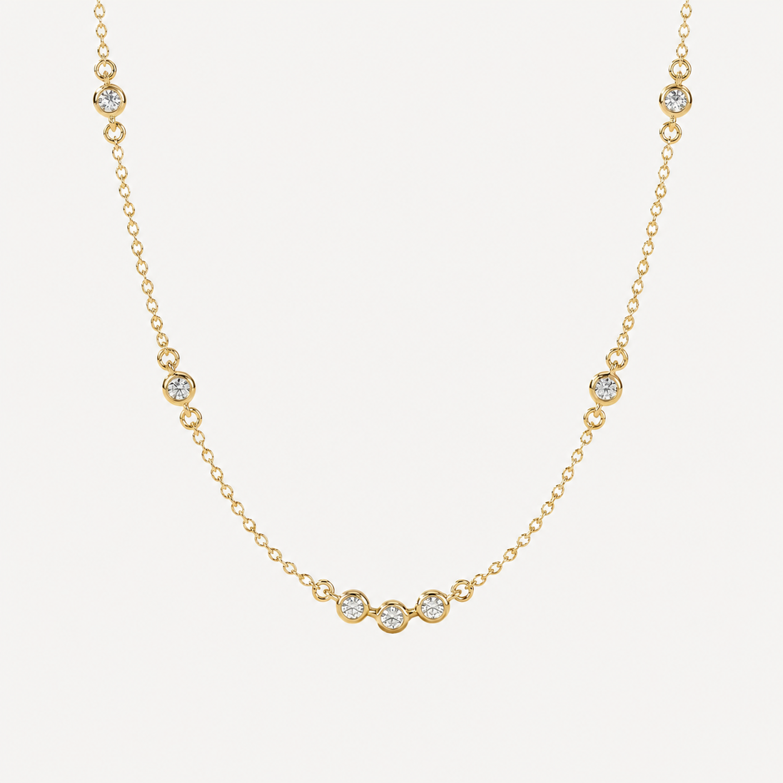 Collier Ana OPALINE PARIS en or avec pendentif délicat, porté sur un fond neutre, mettant en valeur le design élégant.