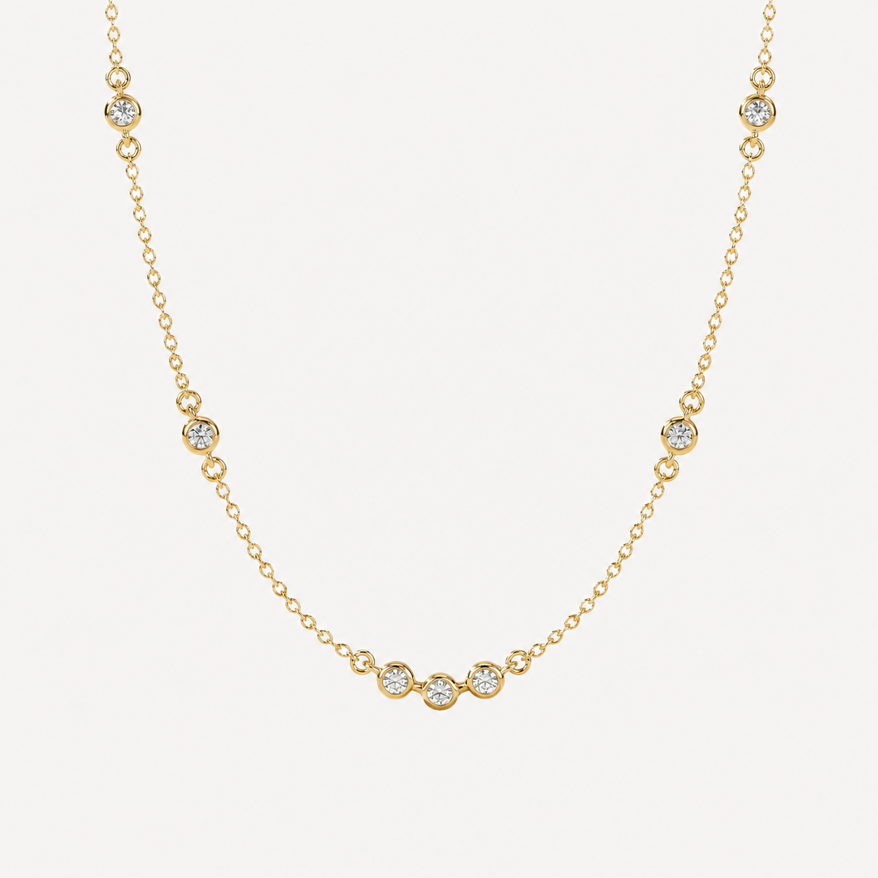 Collier Ana OPALINE PARIS en or avec pendentif délicat, porté sur un fond neutre, mettant en valeur le design élégant.