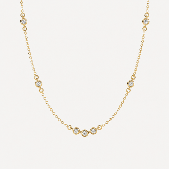 Collier Ana OPALINE PARIS en or avec pendentif délicat, porté sur un fond neutre, mettant en valeur le design élégant.