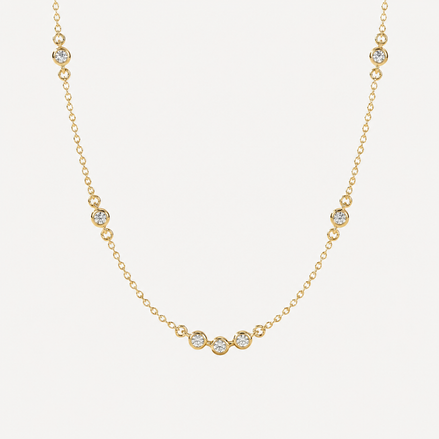 Collier Ana OPALINE PARIS en or avec pendentif délicat, porté sur un fond neutre, mettant en valeur le design élégant.