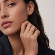 Bague Aure OPALINE PARIS en or avec pierre délicate, vue de face montrant le design élégant et raffinée.