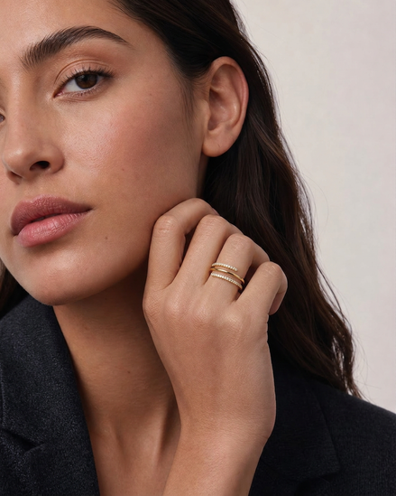 Bague Aure OPALINE PARIS en or avec pierre délicate, vue de face montrant le design élégant et raffinée.