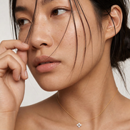Collier Chance OPALINE PARIS en or avec pendentif étoile et chaîne délicate, porté sur un fond neutre.