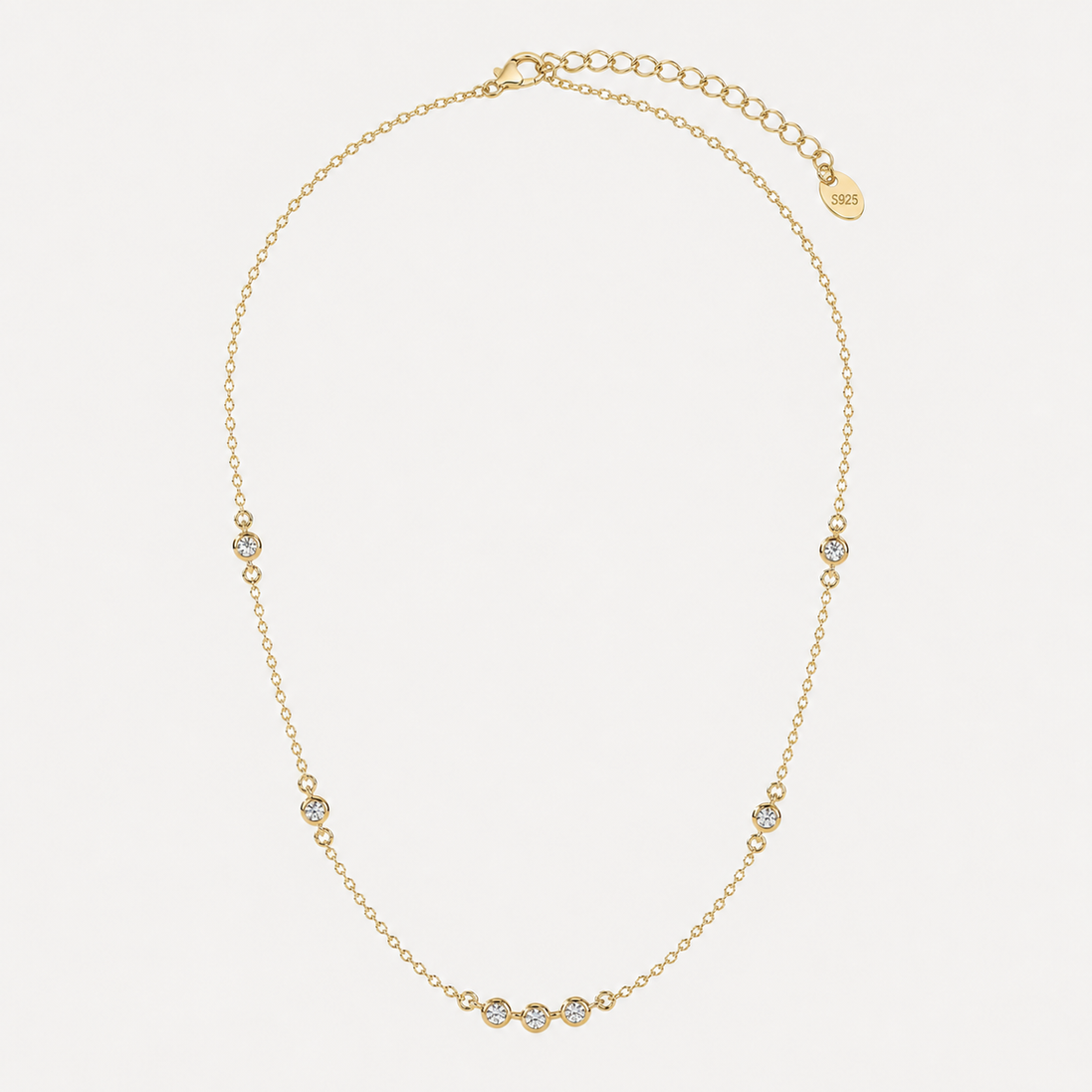 Collier Ana OPALINE PARIS en or avec pendentif délicat, porté sur un fond neutre, mettant en valeur le design élégant.