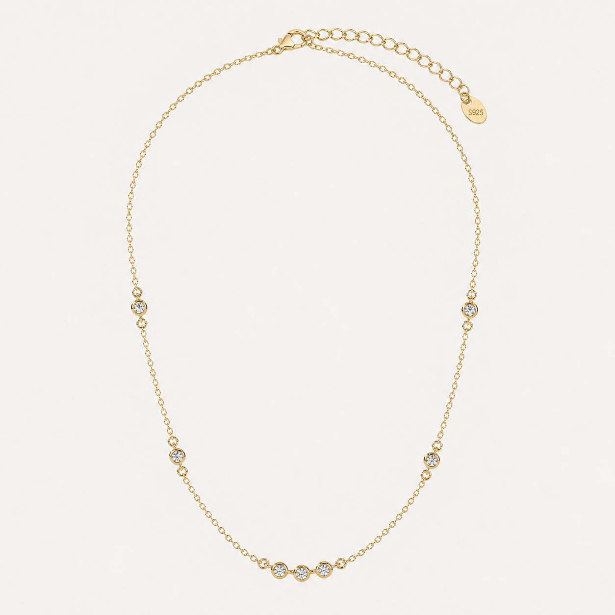 Collier Ana OPALINE PARIS en or avec pendentif délicat, porté sur un fond neutre, mettant en valeur le design élégant.