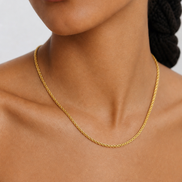 Collier Noa de OPALINE PARIS avec pendentif délicat en or et perles, porté sur un fond neutre.