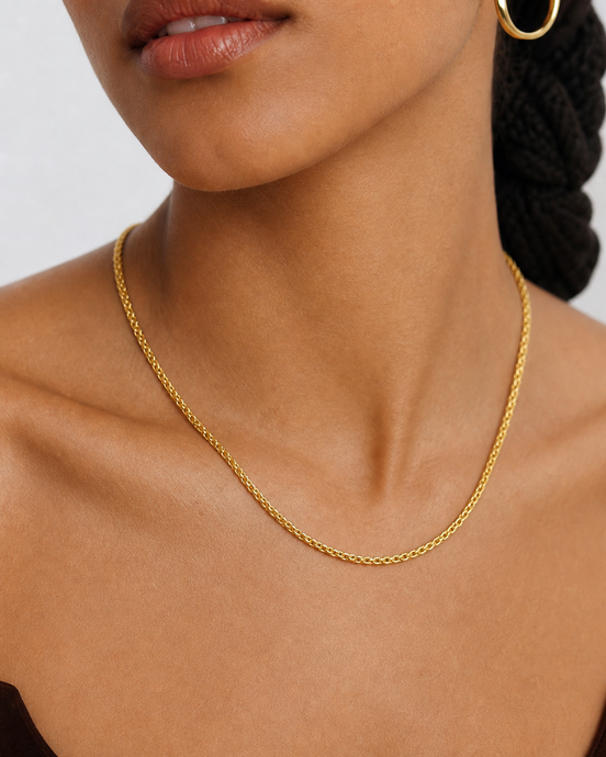 Collier Noa de OPALINE PARIS avec pendentif délicat en or et perles, porté sur un fond neutre.