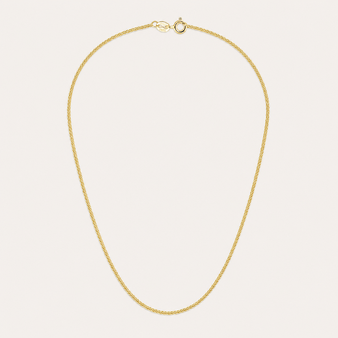 Collier Noa de OPALINE PARIS avec pendentif délicat en or et perles, porté sur un fond neutre.