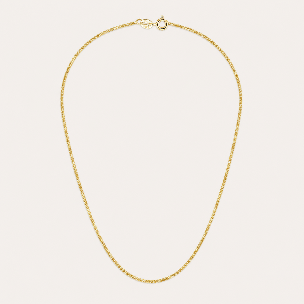 Collier Noa de OPALINE PARIS avec pendentif délicat en or et perles, porté sur un fond neutre.