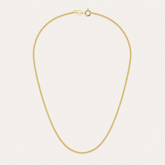 Collier Noa de OPALINE PARIS avec pendentif délicat en or et perles, porté sur un fond neutre.