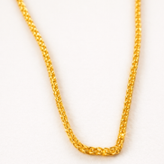 Collier Noa de OPALINE PARIS avec pendentif délicat en or et perles, porté sur un fond neutre.