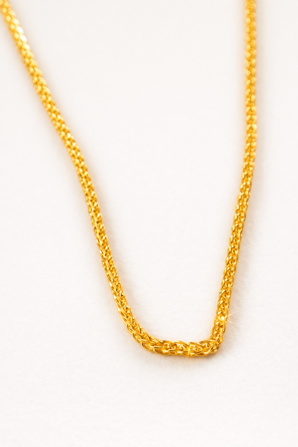 Collier Noa de OPALINE PARIS avec pendentif délicat en or et perles, porté sur un fond neutre.