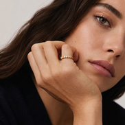 Bague Elios OPALINE PARIS en or avec pierre précieuse, vue de face, taille ajustable 52-56, bijou élégant et sophistiqué.