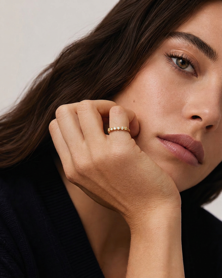 Bague Elios OPALINE PARIS en or avec pierre précieuse, vue de face, taille ajustable 52-56, bijou élégant et sophistiqué.