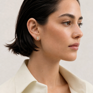 Boucles d'oreilles Lia OPALINE PARIS en or avec détails élégants, portée sur une oreille.