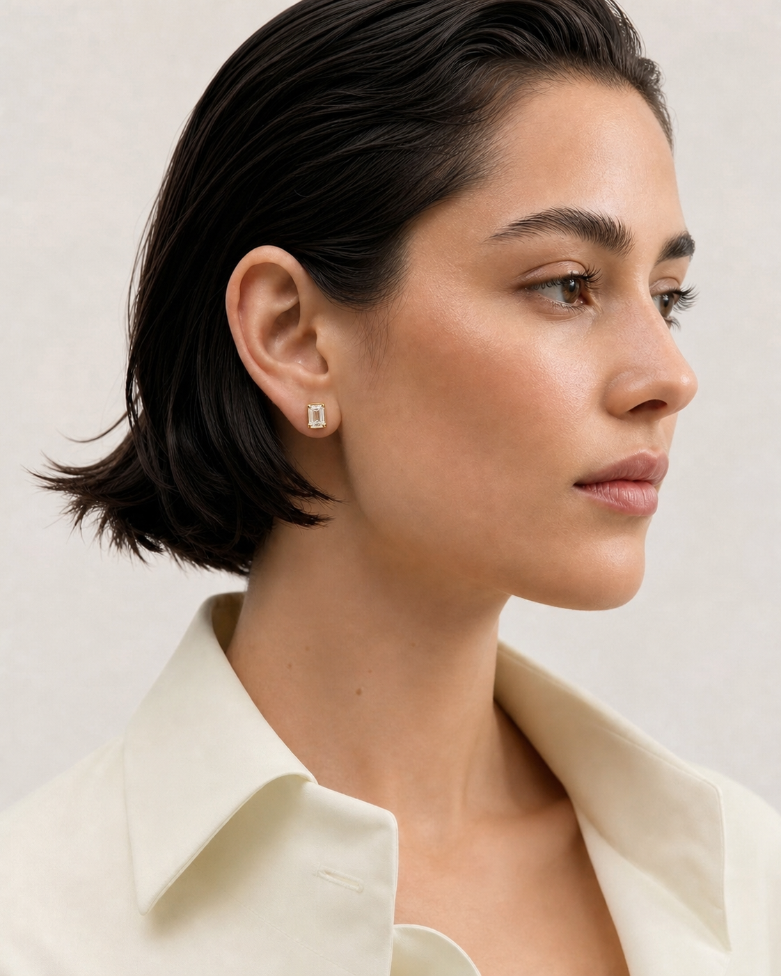 Boucles d'oreilles Lia OPALINE PARIS en or avec détails élégants, portée sur une oreille.