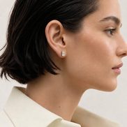 Boucles d'oreilles Lia OPALINE PARIS en or avec détails élégants, portée sur une oreille.