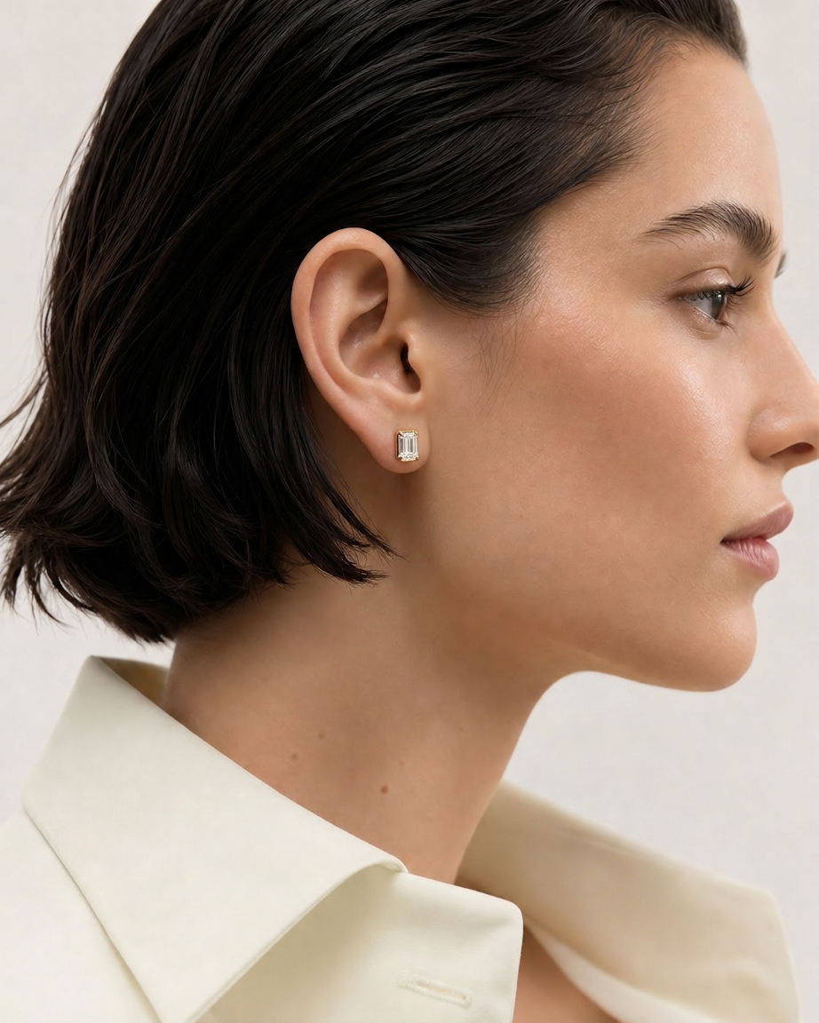 Boucles d'oreilles Lia OPALINE PARIS en or avec détails élégants, portée sur une oreille.