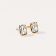 Boucles d'oreilles Lia OPALINE PARIS en or avec pierres précieuses, visible en gros plan, élégantes et sophistiquées