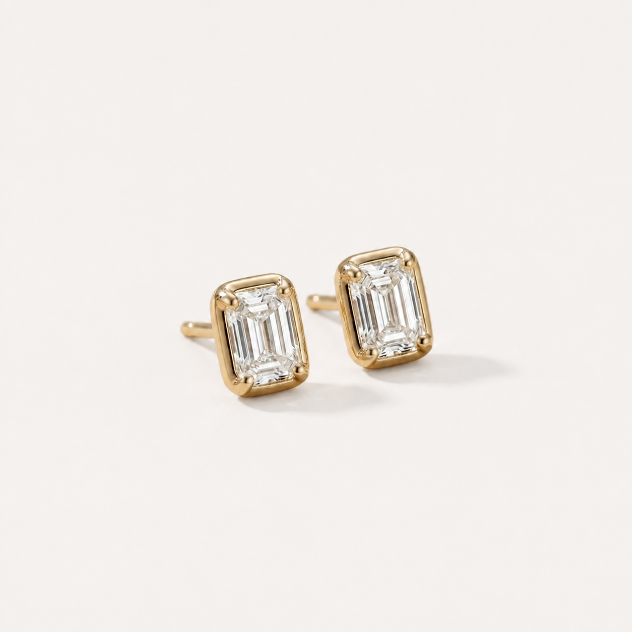 Boucles d'oreilles Lia OPALINE PARIS en or avec pierres précieuses, visible en gros plan, élégantes et sophistiquées