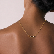 Collier Melia OPALINE PARIS en or avec pendentif délicat, porté sur fond blanc.