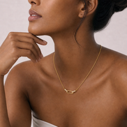 Collier Melia OPALINE PARIS en or avec pendentif délicat, porté sur fond blanc.
