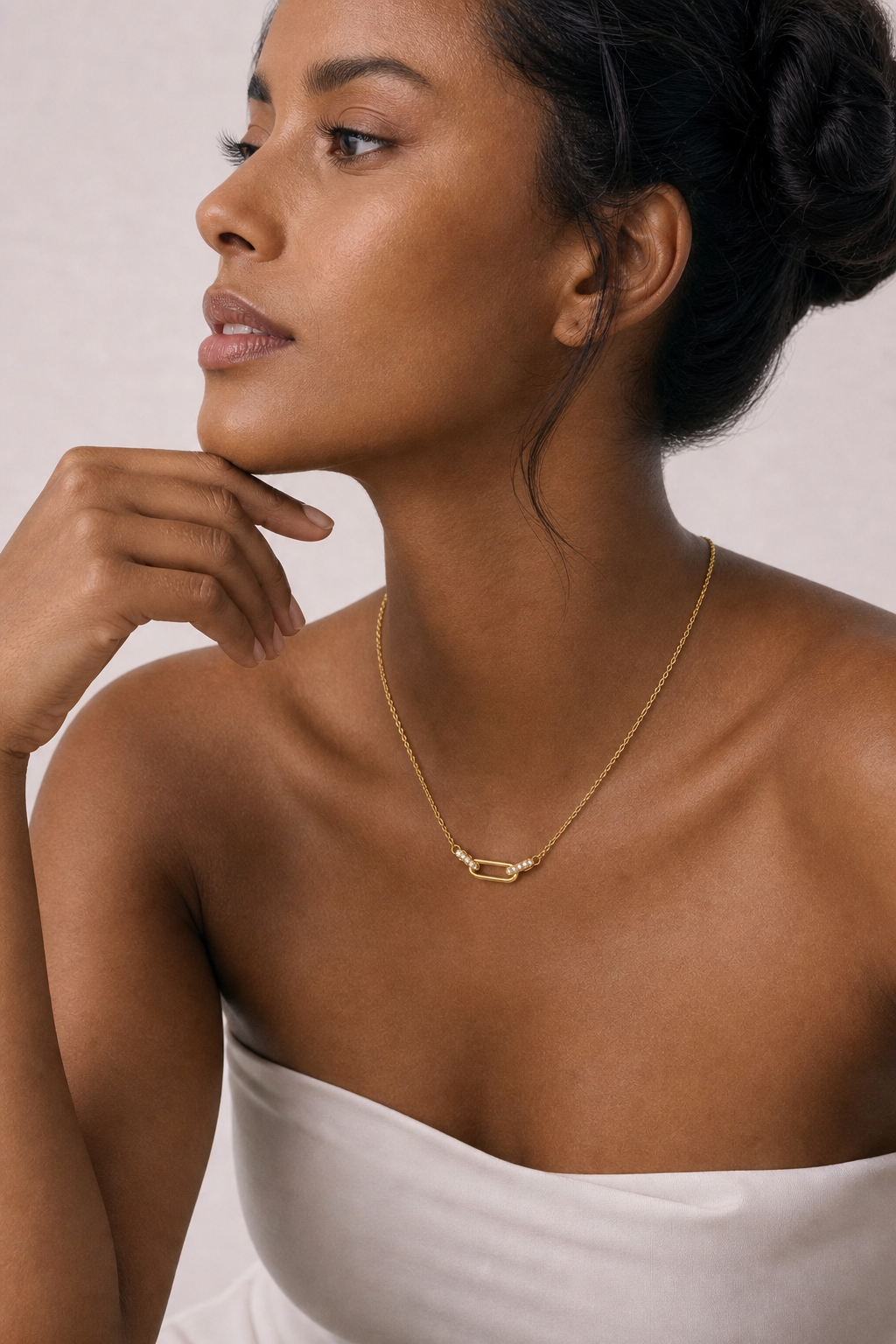 Collier Melia OPALINE PARIS en or avec pendentif délicat, porté sur fond blanc.