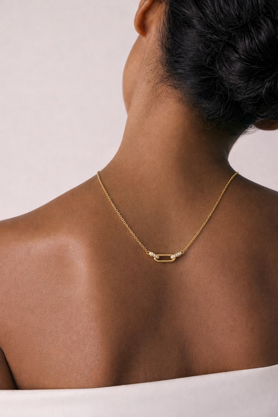 Collier Melia OPALINE PARIS en or avec pendentif délicat, porté sur fond blanc.