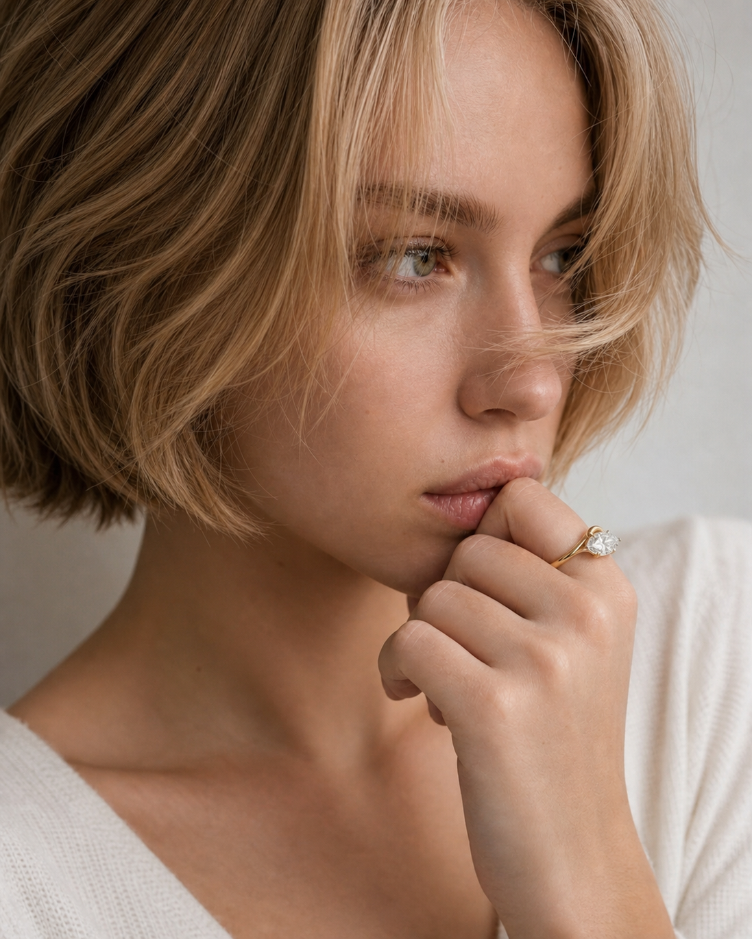 Bague Milie en or avec pierre délicate, bijou élégant de la marque OPALINE PARIS, vue de face sur fond blanc.