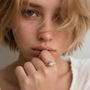 Bague Milie en or avec pierre délicate, bijou élégant de la marque OPALINE PARIS, vue de face sur fond blanc.