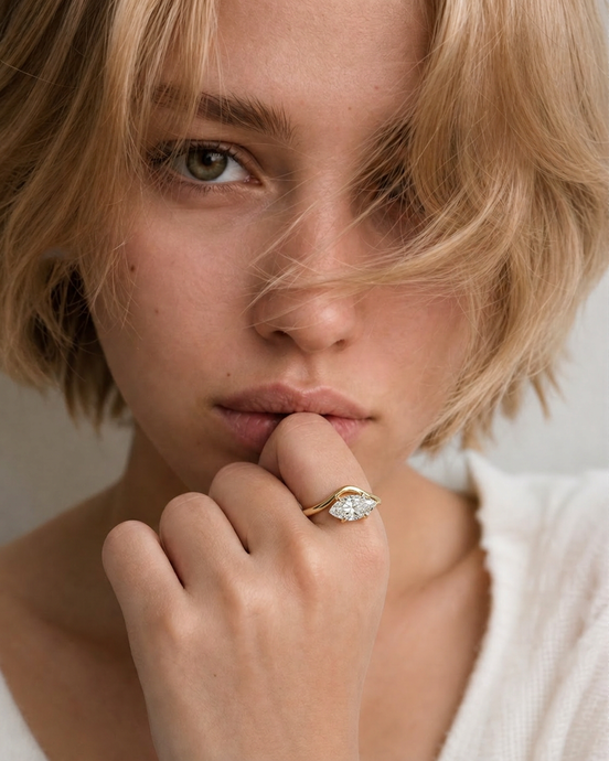 Bague Milie en or avec pierre délicate, bijou élégant de la marque OPALINE PARIS, vue de face sur fond blanc.
