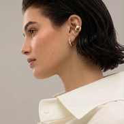 Boucles d'oreilles Mina OPALINE PARIS en plaqué or avec pierres délicates, visibles sur une surface claire.