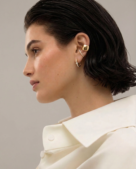 Boucles d'oreilles Mina OPALINE PARIS en plaqué or avec pierres délicates, visibles sur une surface claire.