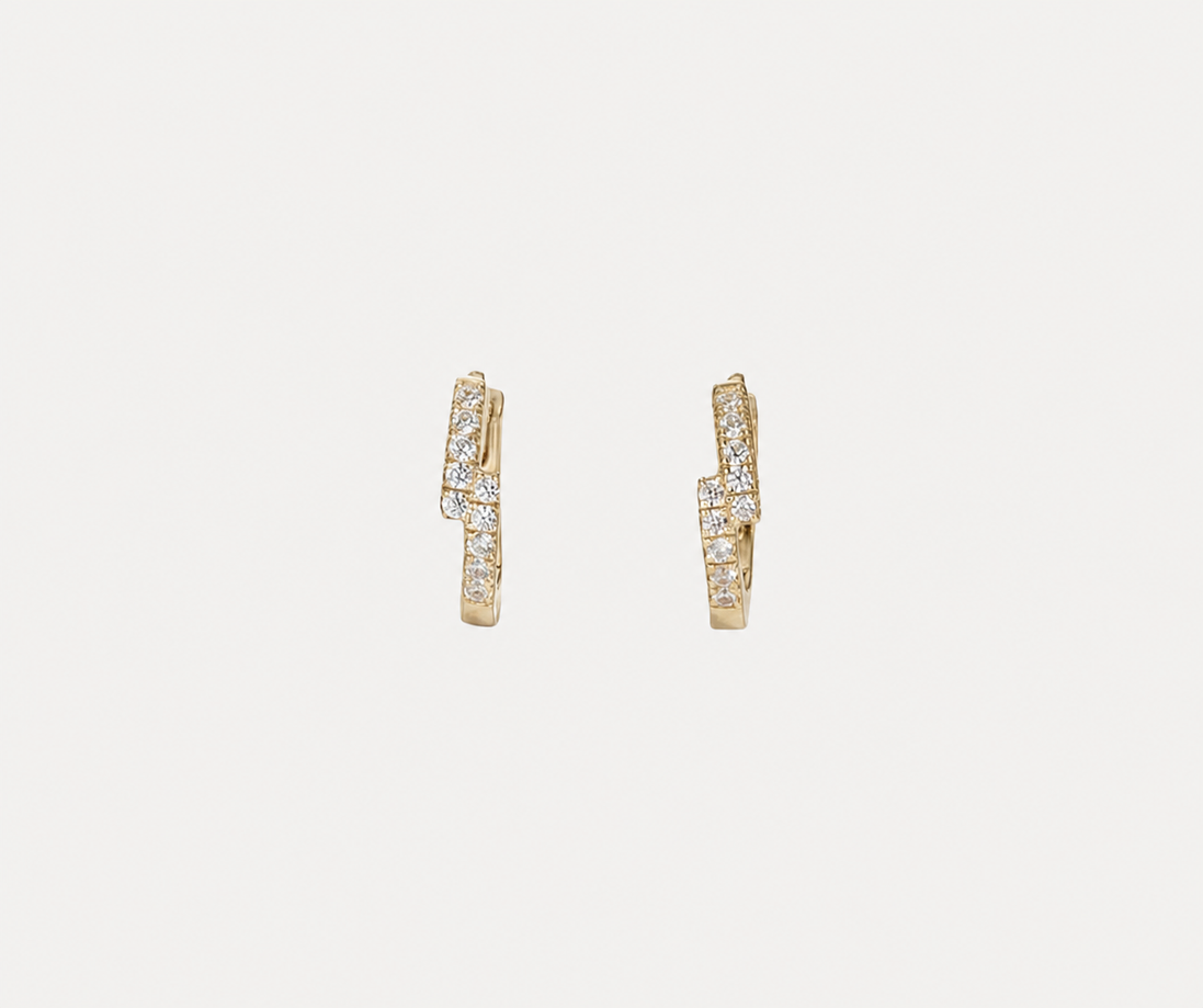 Boucles d'oreilles Mina OPALINE PARIS en plaqué or avec pierres délicates, visibles sur une surface claire.