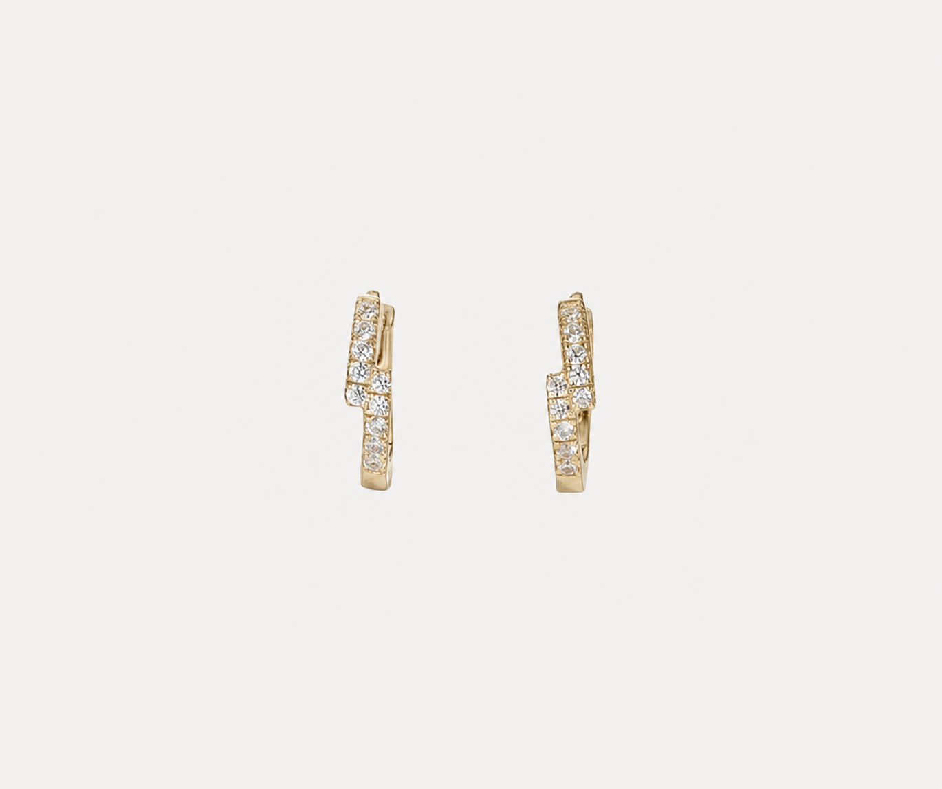 Boucles d'oreilles Mina OPALINE PARIS en plaqué or avec pierres délicates, visibles sur une surface claire.