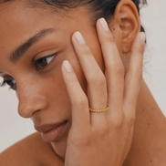 Bague Nea OPALINE PARIS en or avec détails élégants, vue en gros plan sur le doigt.