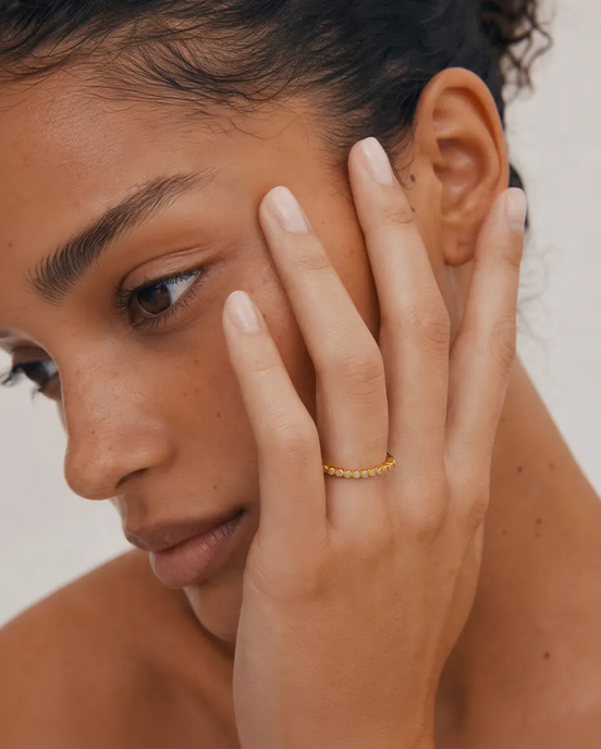 Bague Nea OPALINE PARIS en or avec détails élégants, vue en gros plan sur le doigt.