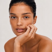 Bague Nea OPALINE PARIS en or avec détails élégants, vue en gros plan sur le doigt.