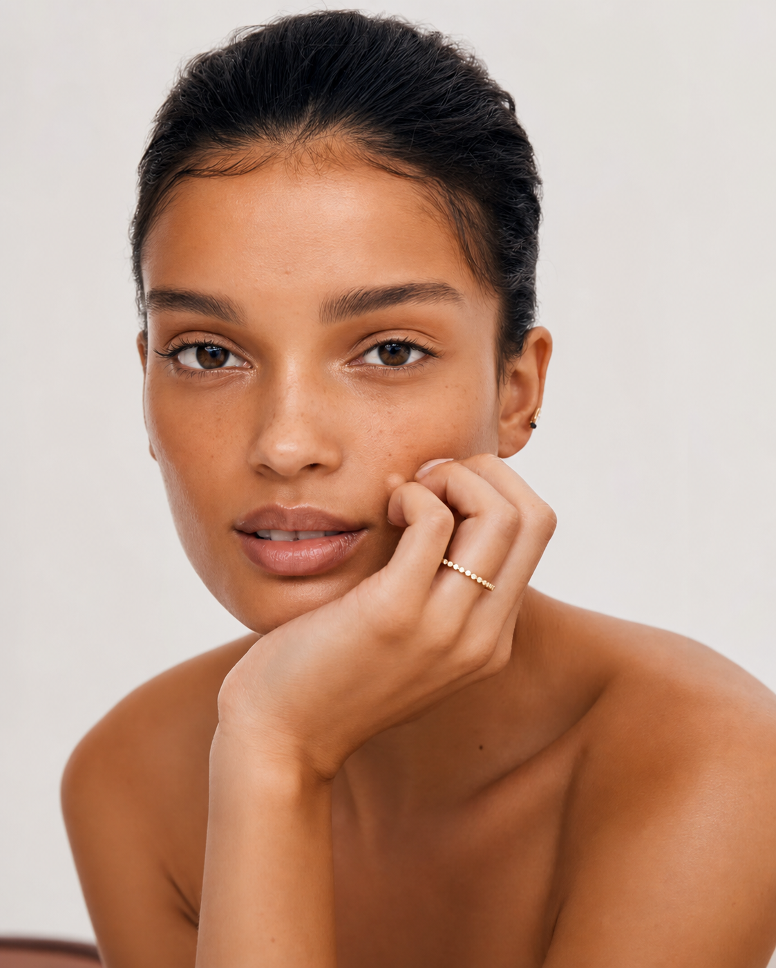 Bague Nea OPALINE PARIS en or avec détails élégants, vue en gros plan sur le doigt.