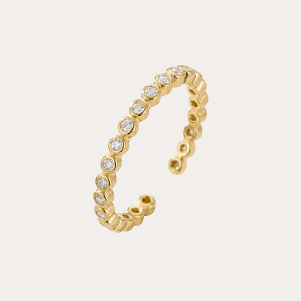 Bague Nea OPALINE PARIS en or avec détails élégants, vue en gros plan sur le doigt.