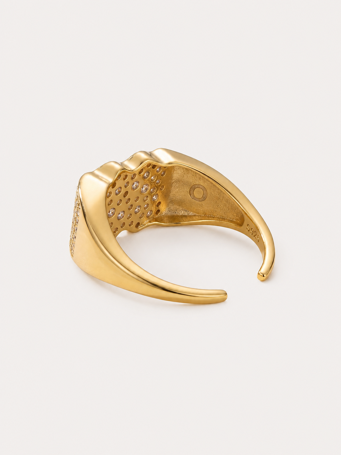 Bague Nicki en or avec pierre scintillante, conçue par OPALINE PARIS, vue en gros plan sur fond blanc.