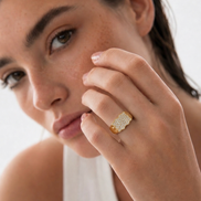 Bague Nicki en or avec pierre scintillante, conçue par OPALINE PARIS, portée sur un modele.