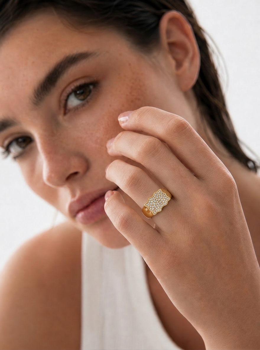 Bague Nicki en or avec pierre scintillante, conçue par OPALINE PARIS, portée sur un modele.
