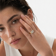 Bague Nicki en or avec pierre scintillante, conçue par OPALINE PARIS, portée sur un modele.